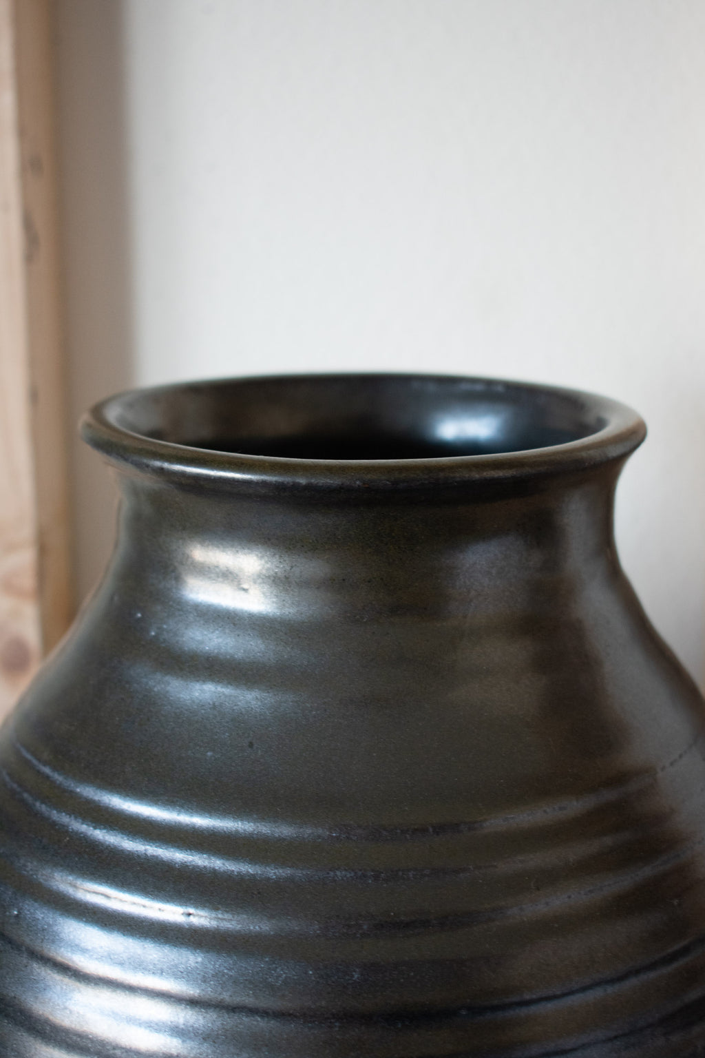 Ribbed Vase – Charcoal No. 65 – 12″